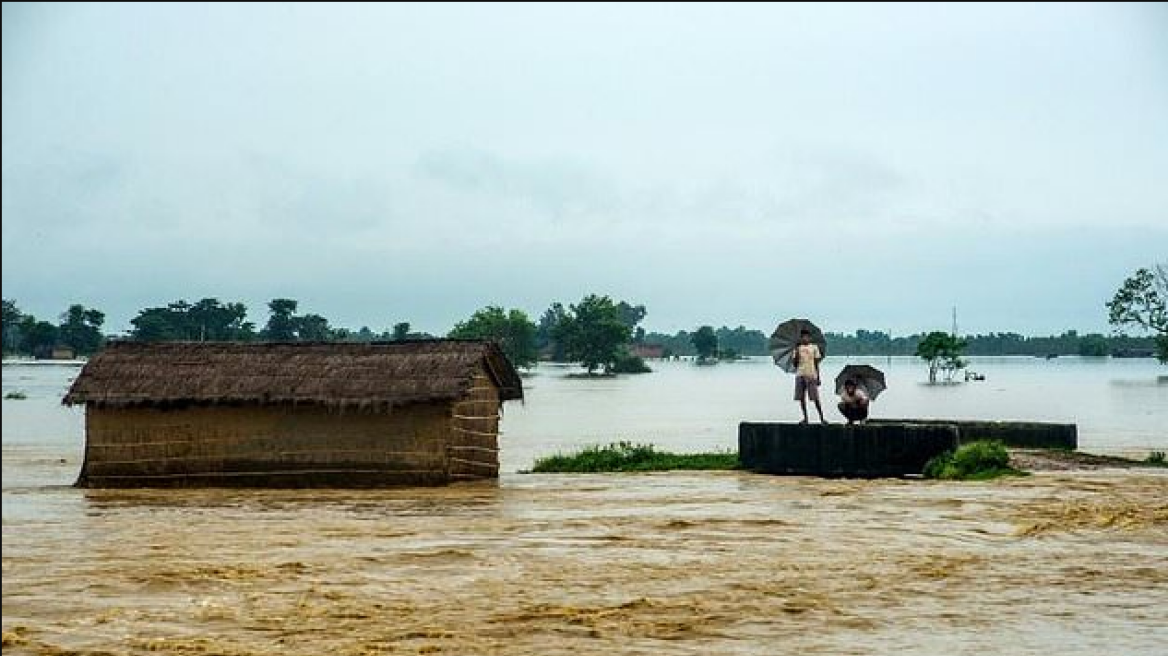 Στο έλεος των καιρικών φαινομένων: Τουλάχιστον 700 νεκροί από πλημμύρες στη Νότια Ασία
